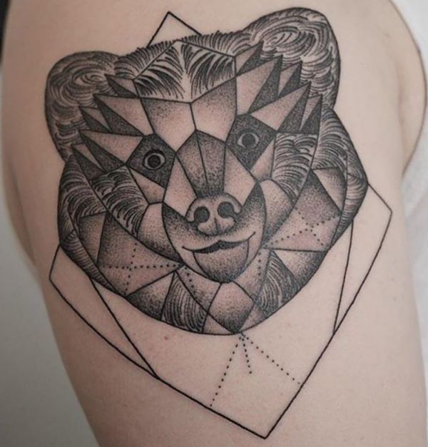 Bär Tattoo Geometrisch Design am Oberarm