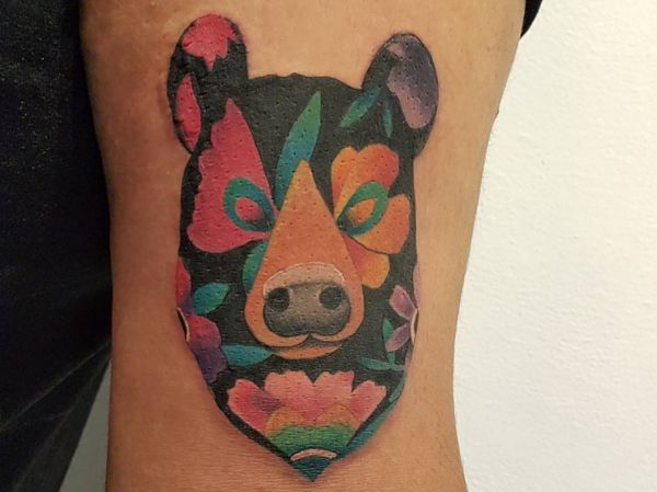 Bunte Bär Design mit Blumen auf dem Arm