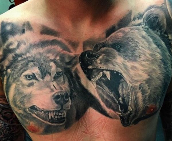 Wolf und Bär Tattoo Realistisch auf der Brust der Männer