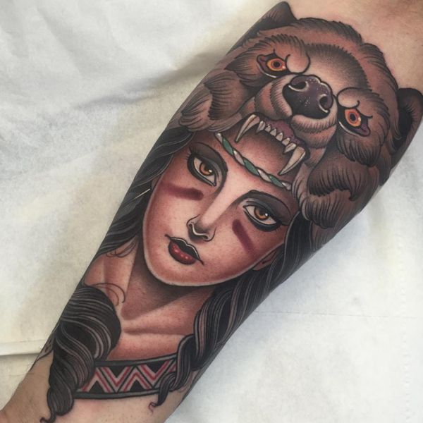 Indian Bär Tattoo auf dem Arm