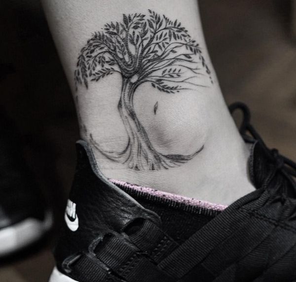 Tattoo Baum am Knöchel