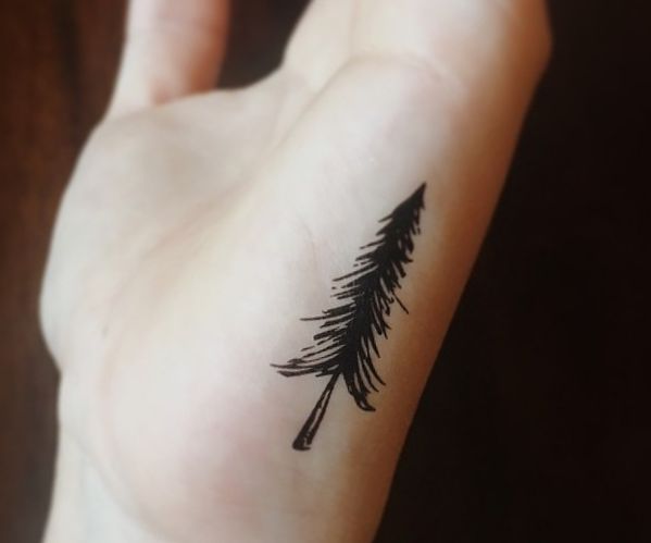 Kiefer Baum Tattoo Design auf der Hand