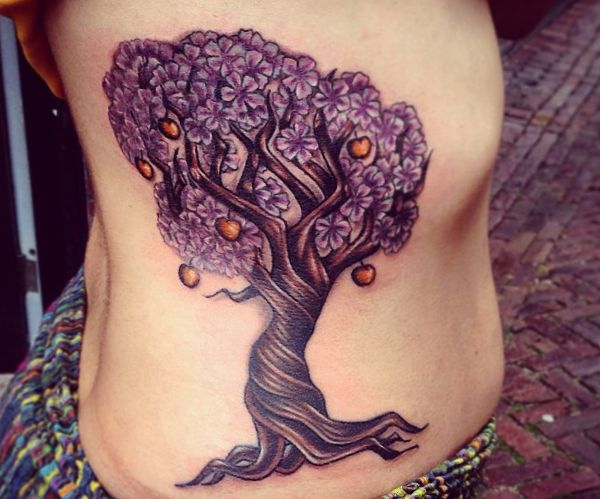 Apfelbäume Tattoo Design am rippenbogen