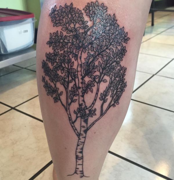 Birken Baum Tattoo Design am Unterschenkel