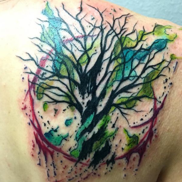 Wasserfarben Hasel Bäume Tattoo Design am Schulterblatt