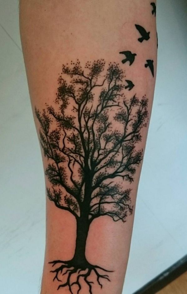 Baum Design mit Vögel am Unterarm