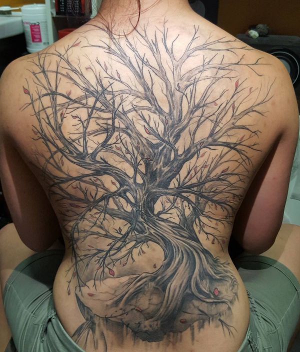 Baum Tattoo Design am Rücken