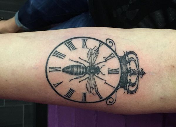 Bienen Tattoo mit Uhr und Krone am Schulterblatt