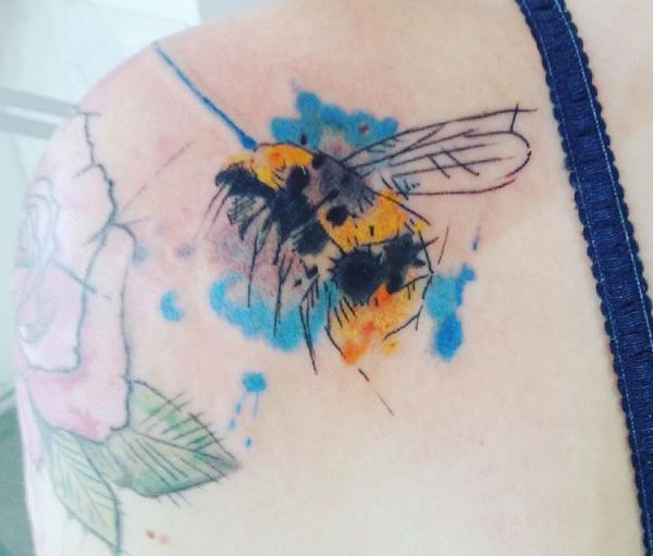 Aquarell Bienen Tattoo am Schulterblatt