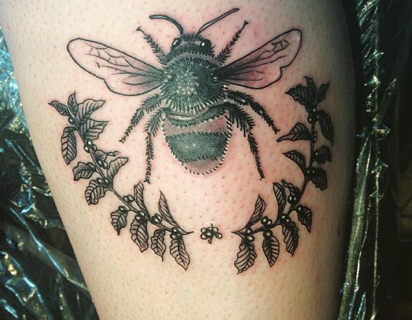 Bienen mit Blumen auf der Bein