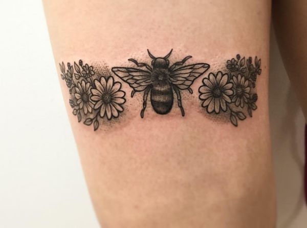 Bienen mit Blumen am Oberschenkel