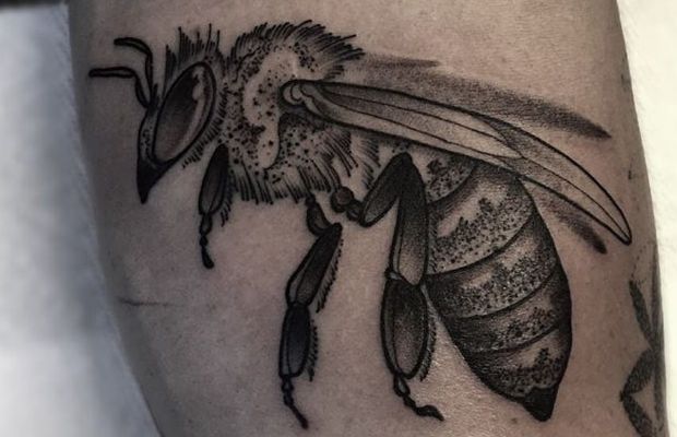 Bienen Tattoo Schwarz und Weiß