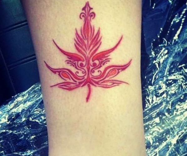 Tribal Blätt Tattoo am Unterschenkel Rot