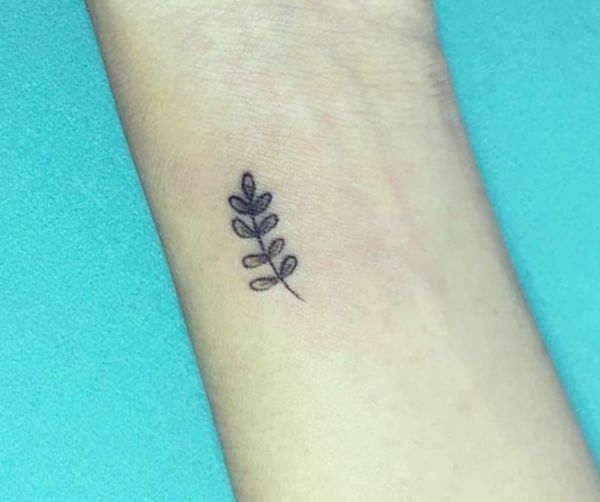 Kleiner Blätter Tattoo Design am Handgelenk