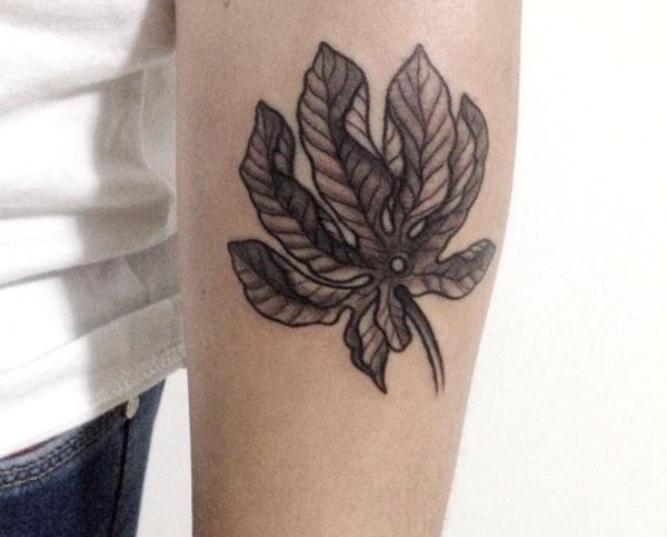 Blätt Tattoo auf dem Arm