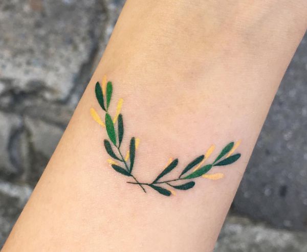 Kleiner Blätter Tattoo am Unterarm