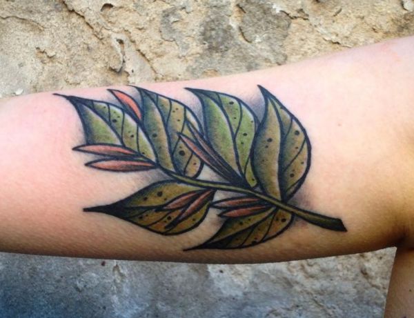 Realistisch Blätt Tattoo Design am Oberarm Grün