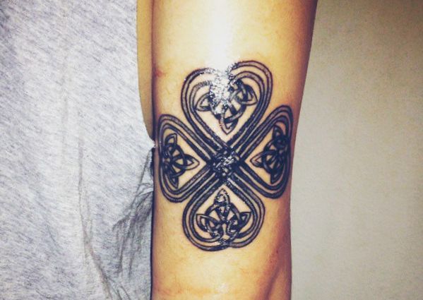 Keltisch Blätt Tattoo am Oberarm