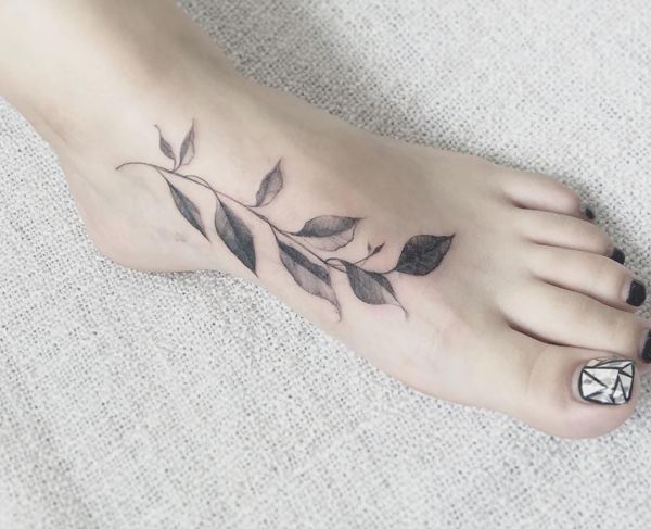 Blätter Tattoo Design am Fuß für Frauen