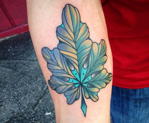 Blätt Tattoo am Unterarm Blau und Grün der Männer