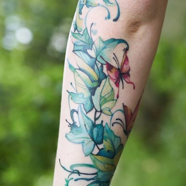 Wasserfarben Efeu Tattoo Design mit Schmetterling auf dem Arm