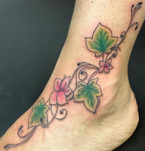 Efeu Tattoo Design mit Blumen am fuß