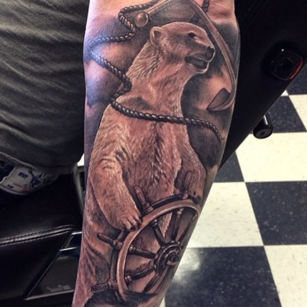 Eisbär mit Schiffs-Rad Tattoo Design auf dem Arm