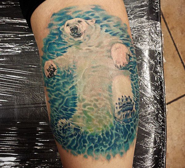 Eisbär beim Baden Tattoo Design auf der Bein