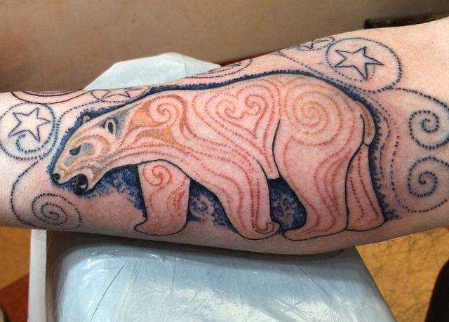 Eisbär mit Sterne Tattoo Design am Unterarm