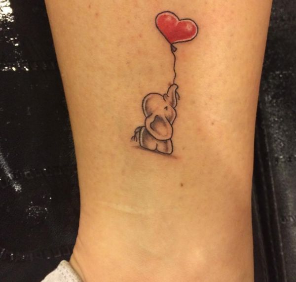 Kleiner süße Elefanten mit Herz Ballon Tattoo am Unterschenkel
