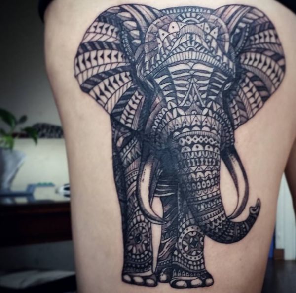 Mandala Elefanten Tattoo auf der Hüfte