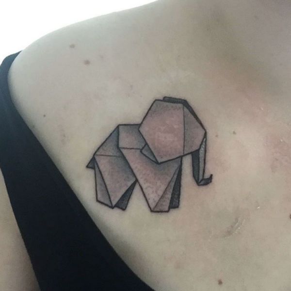 Origami Elefanten Tattoo am Schulterblatt