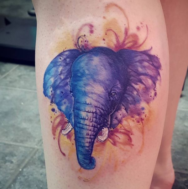 Aquarell Elefantenkopf Tattoo am Unterschenkel