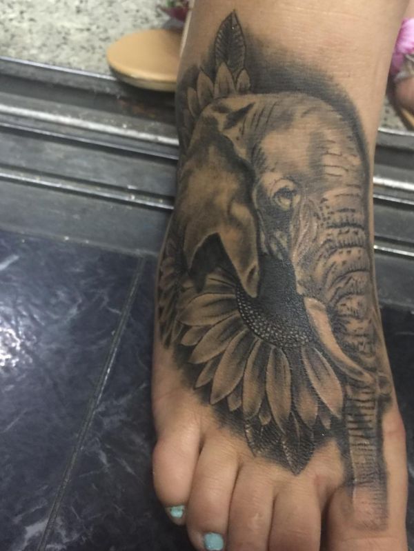 Elefantenkopf Tattoo mit Blume Design am Fuß