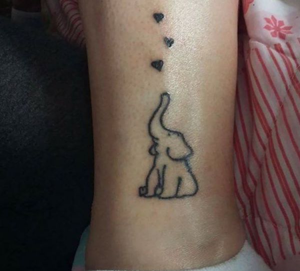 Elefant Tattoo Design mit Herz am Knöchel