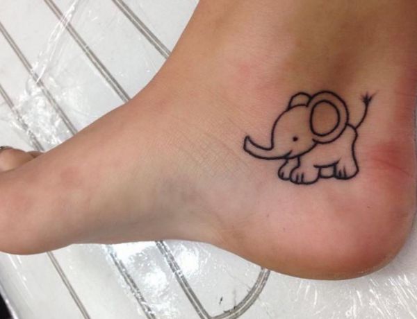 Kleiner Elefanten Dumbo Tattoo am Knöchel