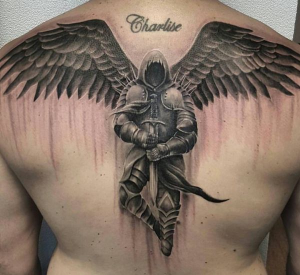 Engel mit Schwert Tattoo am Rücken