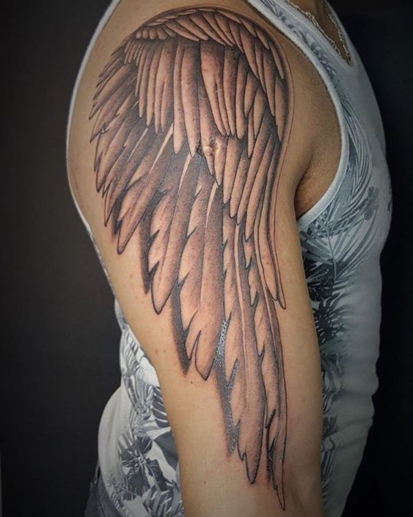 Engels Flügel Tattoo am Oberarm