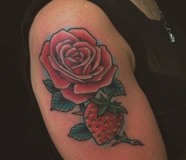 Erdbeere mit Rose Design am Oberarm