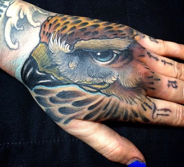 Falke Tattoo auf Hand