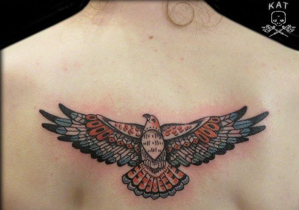 Horus Falke Tattoo am Rücken Frau