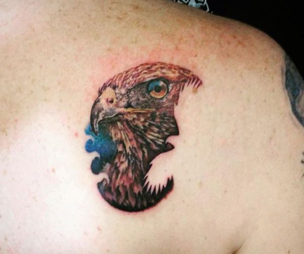 Falken Tattoos Ideen am Rücken