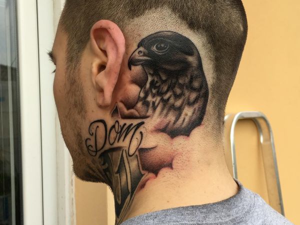 Falke Tattoo am Kopf und Hals