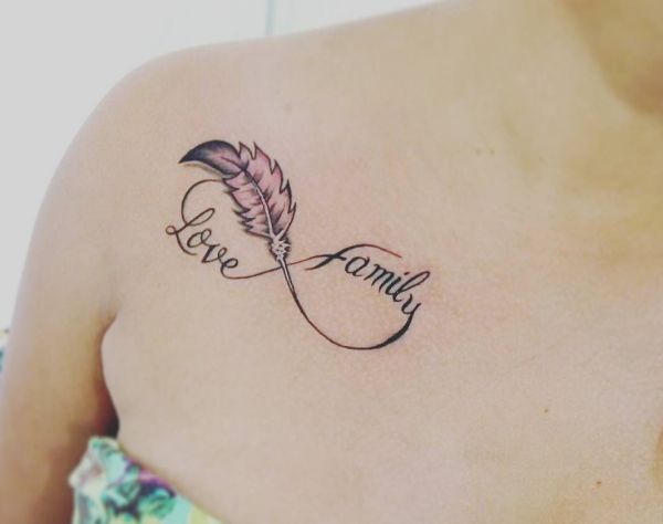 Endlos Feder Tattoo mit Namen auf der Brust Frau