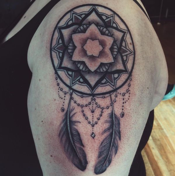 Feder Tattoo Mandala am Oberarm