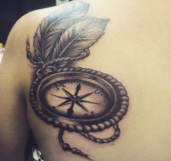 Tattoo Feder mit Kompass am Rücken