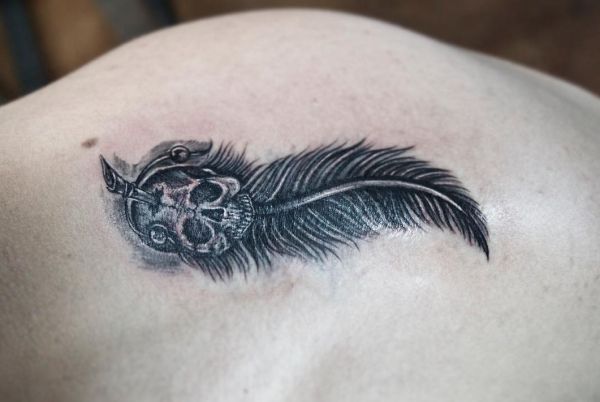 Feder mit Schädel Tattoo Design