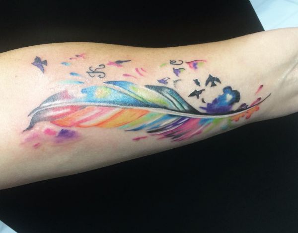 Feder Tattoo mit Schriftzug auf dem Arm