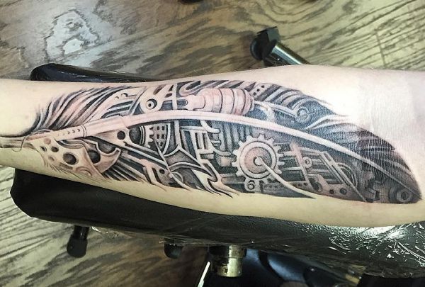 Feder Tattoo Design Ideen auf Unterarm bei Männern