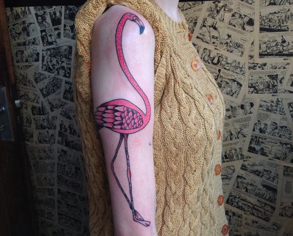 Flamingo Tattoo auf Oberarm Frau